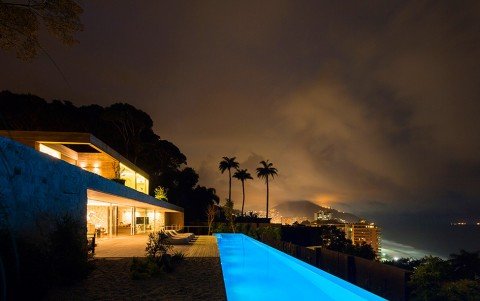 Luxury-Villa-in-Brazil-by-Studio-Arthur-Casas-10-975x613